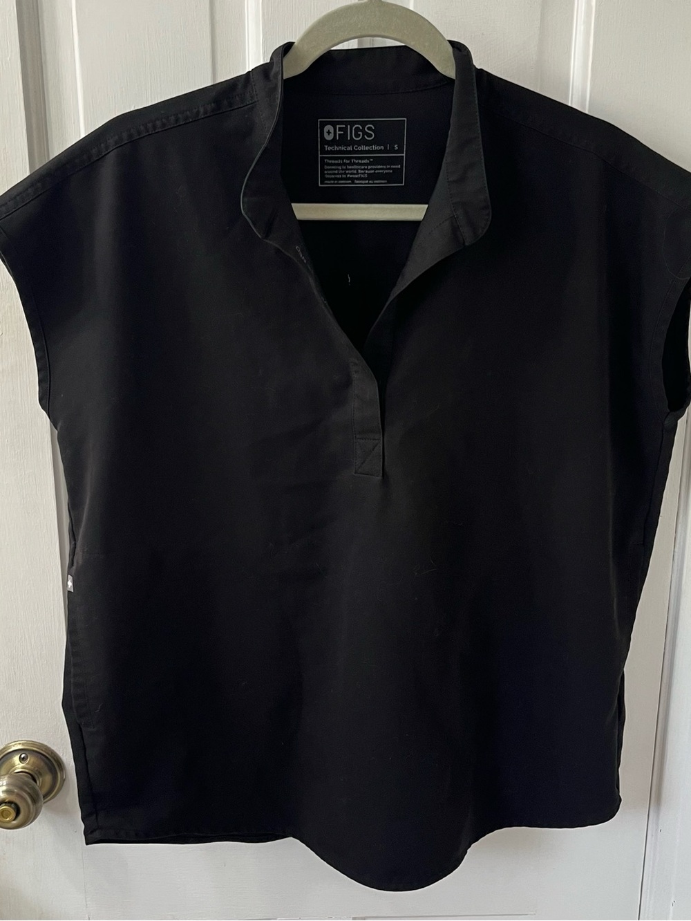 FIGS Women's Black Rafaela Oversized Scrub Top Size Small Mandarin Collar